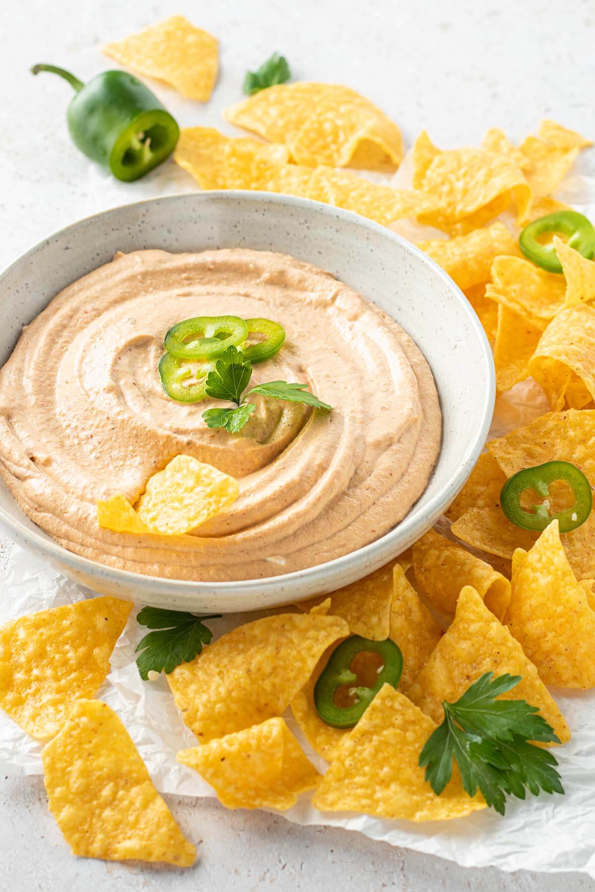 cremige Cashew Sauce mit Nachos serviert