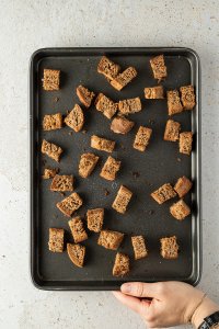 geröstete Brotwürfel auf einem Backblech