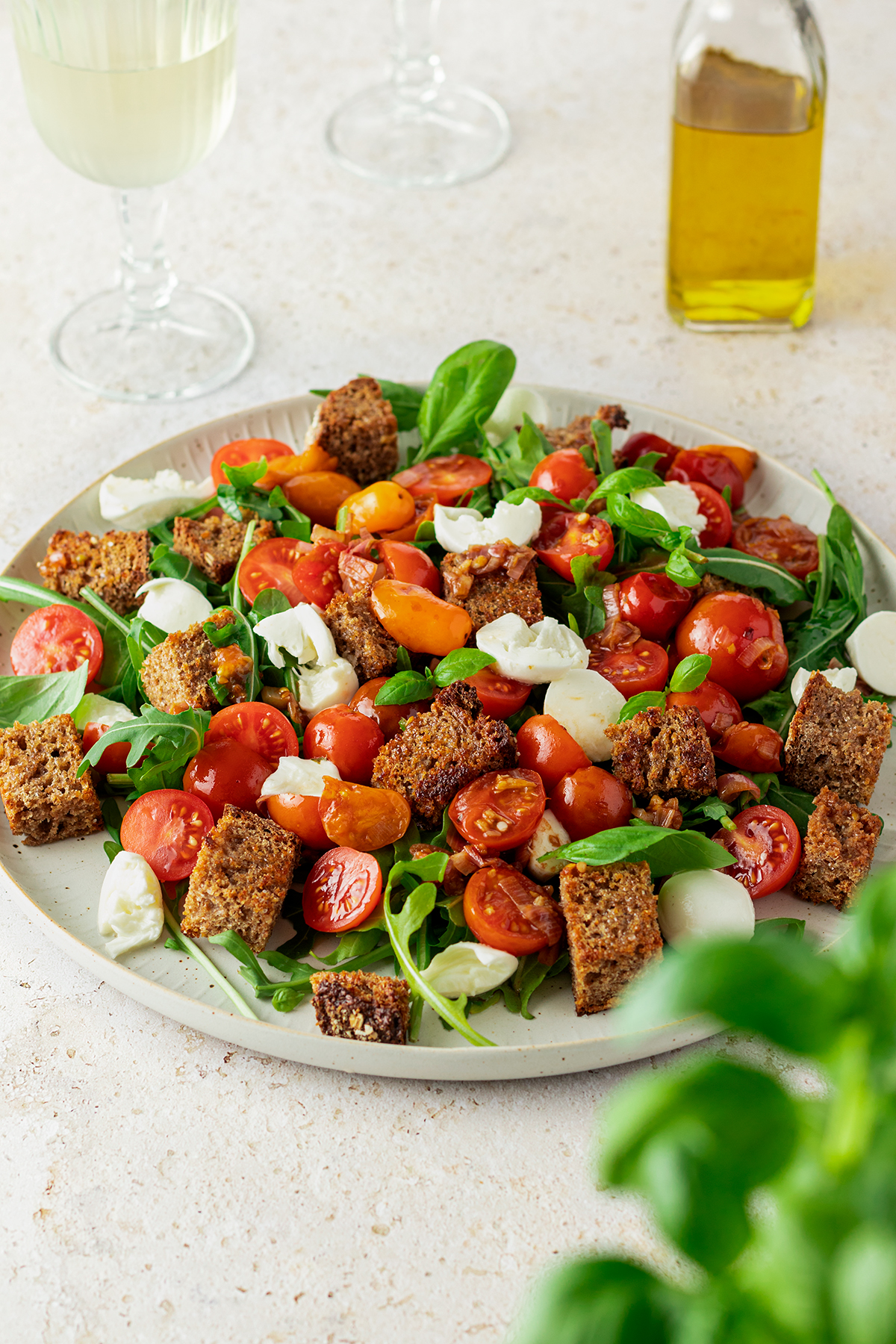 Panzanella - einfacher Brotsalat mit geröstetem Brot, Mozzarella, Rucola und Tomaten