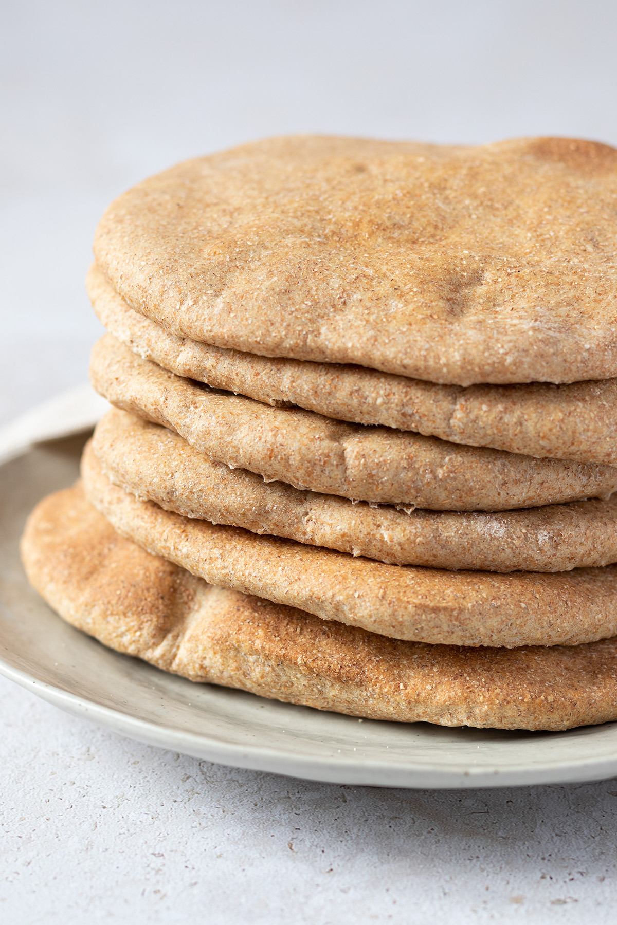 Fluffige Pita Brote aufeinander gestapelt