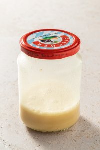 Salatdressing in einem Einmachglas nach dem Schütteln