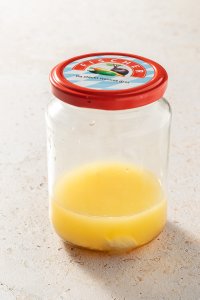 Salatdressing in einem Einmachglas vorm Schütteln