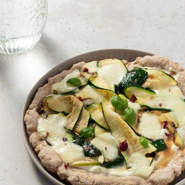 Pfannenpizza belegt mit Ricotta Frischk&auml;se, Zucchini und Mozzarella K&auml;se
