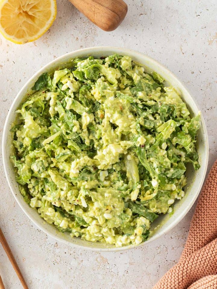 Avocado-Eier-Salat in einer Schüssel, Deko im Bildrand.