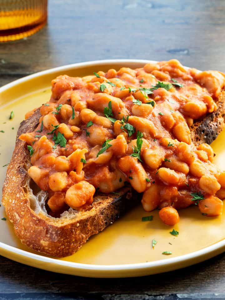 Baked Beans auf einer Scheibe getoastetem Brot.