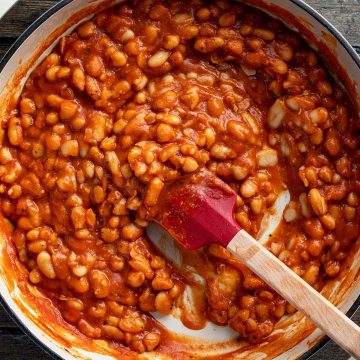 Fertige Baked Beans in einer großen Pfanne.