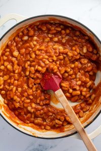 Weiße Bohne in einer eingedickten Tomatensauce.