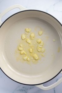 Knoblauch wird in einer Pfanne mit Öl angebraten.