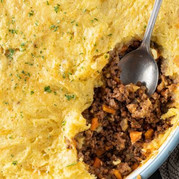 Eine Portion des Cottage Pies wird mit einem Löffel rausgenommen.
