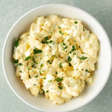 Eiersalat ohne Mayo in einer Sch&uuml;ssel mit Petersilie.