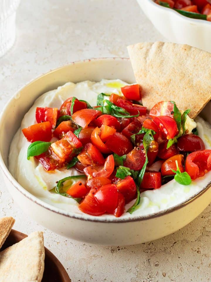 Cremiger Feta-Dip mit Tomatenw&uuml;rfeln und Basilikum.