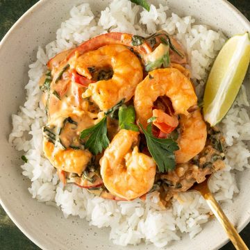 Thai Garnelen Curry serviert auf Reis.