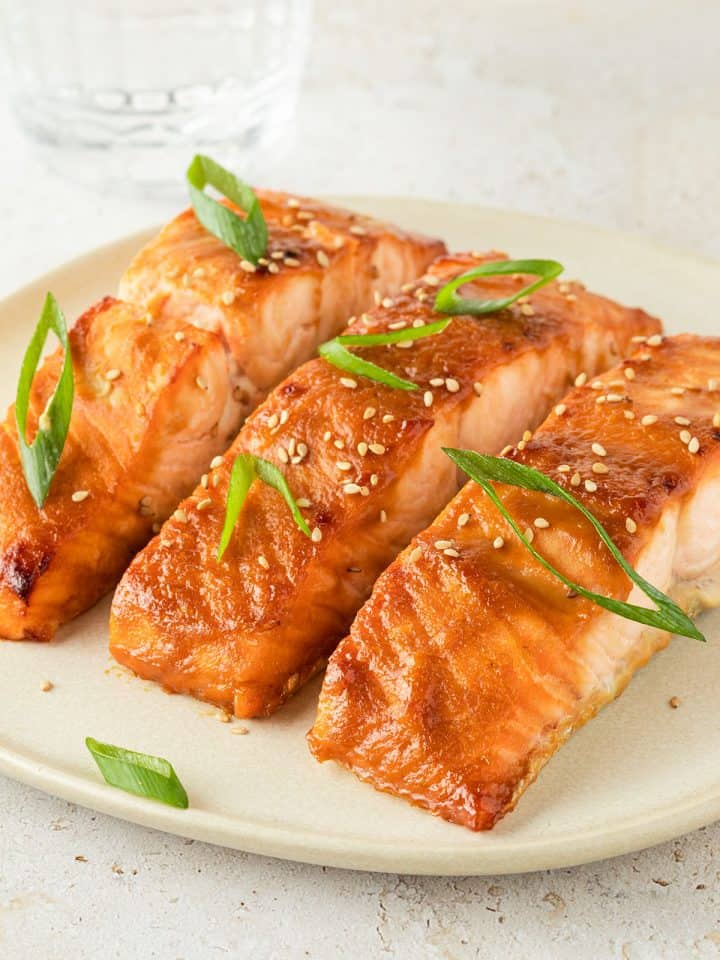Drei Miso-Lachsfilets auf einem Teller.
