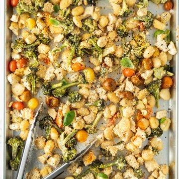 Ein Blech auf dem Gnocchi, Tofu und Gemüse aus dem Ofen mit einer cremigen Frischkäsesauce vermischt werden.