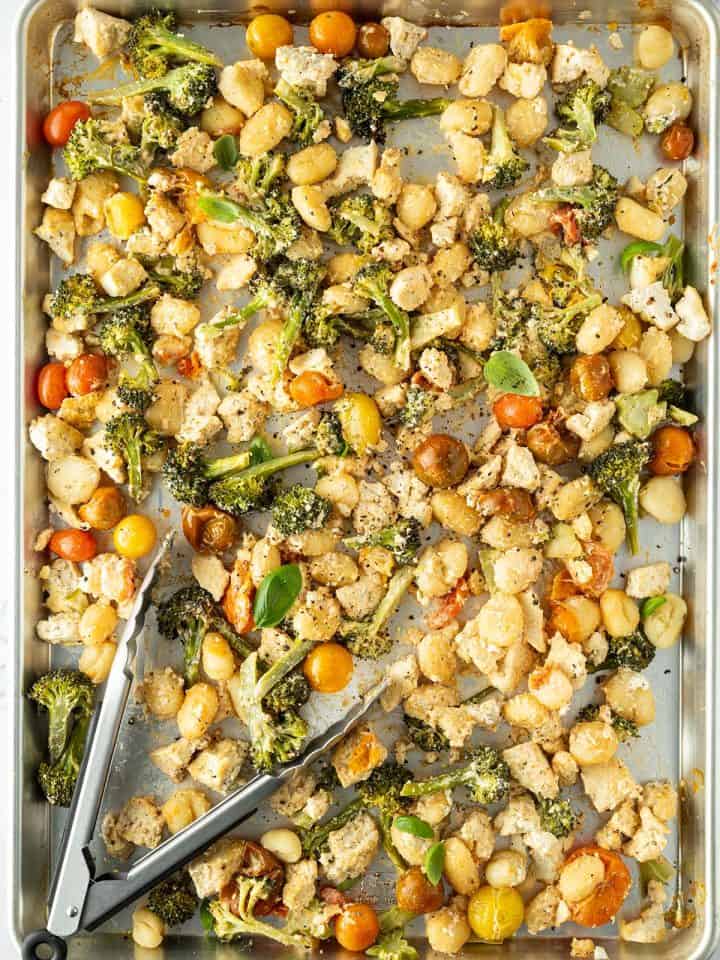 Ein Blech auf dem Gnocchi, Tofu und Gem&uuml;se aus dem Ofen mit einer cremigen Frischk&auml;sesauce vermischt werden.