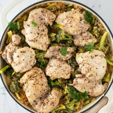 One Pot Reispfanne mit Brokkoli und H&auml;hnchenst&uuml;cken.