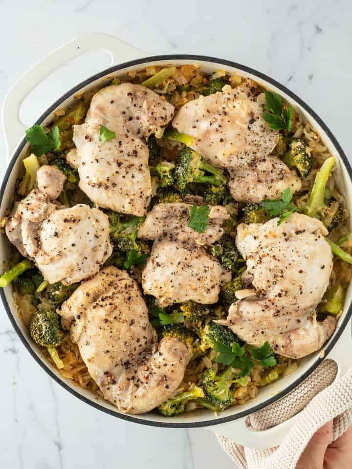One Pot Reispfanne mit Brokkoli und H&auml;hnchenst&uuml;cken.