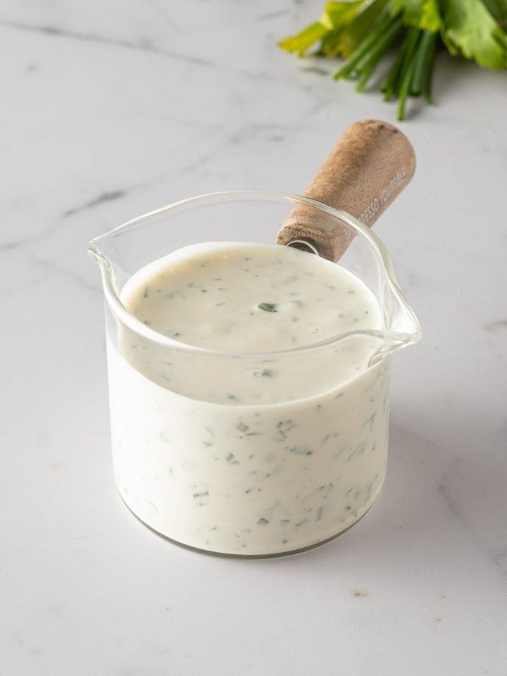Cremiges selbstgemachtes Ranch Dressing mit frischen Kräutern in einem kleinen Glasgefäß.