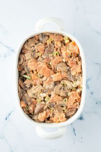 Sushi-Auflauf vor dem Backen im Ofen.
